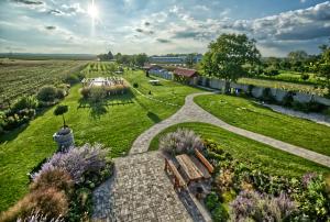 霍尔尼维斯特尼采U Jeřába - komplex C的享有公园空中美景,设有长凳