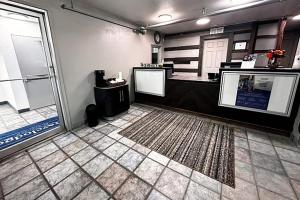 Kuchyň nebo kuchyňský kout v ubytování Studio City Suites, a Travelodge by Wyndham