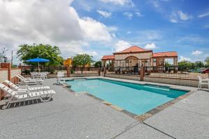 Πισίνα στο ή κοντά στο Quality Inn & Suites