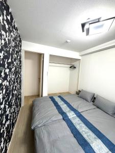 ein Schlafzimmer mit einem großen Bett in einem Zimmer in der Unterkunft K square 400 in Nagoya