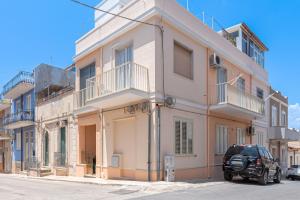 a black car parked in front of a building at Casa Alejandra a Pachino centro in Pachino