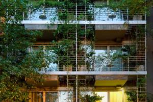 um edifício de apartamentos com plantas ao lado dele em Palo Santo Hotel em Buenos Aires