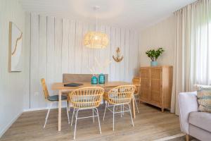 a dining room with a table and chairs at Ferienhaus Strandnest in Ahlbeck