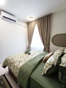 a bedroom with a bed and a window at Tranquil Transit Horizon Suites in Kampong Melot