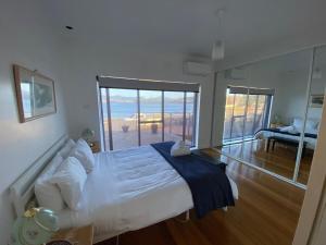 Una cama o camas en una habitación de Beachfront House near Hobart