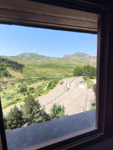 een uitzicht vanuit een raam van een parkeerplaats bij Ático en Formigal - Parking Privado Incluido in Formigal