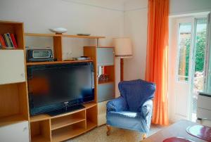 TV a/nebo společenská místnost v ubytování Appartamento San Ambrogio
