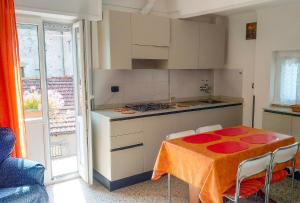 Kuchyň nebo kuchyňský kout v ubytování Appartamento San Ambrogio