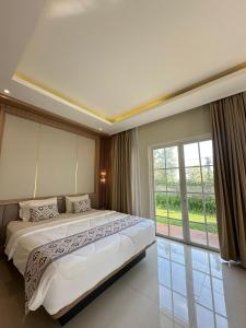 Postel nebo postele na pokoji v ubytování Sevilla Resort Magelang