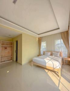 Postel nebo postele na pokoji v ubytování Sevilla Resort Magelang