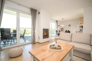 a living room with a couch and a table at One Putt Erdgeschoss in Göhren-Lebbin