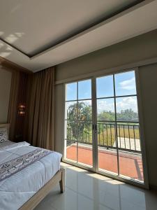 Postel nebo postele na pokoji v ubytování Sevilla Resort Magelang