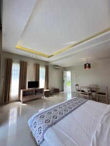 Postel nebo postele na pokoji v ubytování Sevilla Resort Magelang