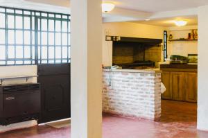 eine Küche mit einer Backsteinwand und einer Theke in einem Zimmer in der Unterkunft La Posta Tigre in Tigre