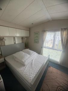Gallery image of Beachcomber, A Modern caravan with CH and DG, Smart tv in every room and private broadband in Rhyl