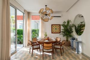 Χώρος καθιστικού στο La Donaira 2 & 3 BHK Villas with Private Pool Garden & Kitchen 10 mins to Vagator & Morjim Beach