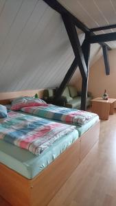 Bett in der Mitte eines Zimmers in der Unterkunft Heidebistro in Commerau