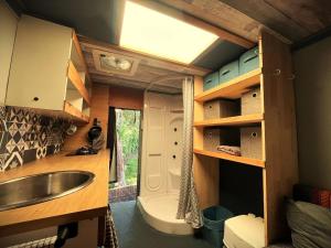 Phòng tắm tại Bristol Adventure Riverside Campervan !