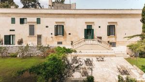 an old building with a staircase in front of it at Trapetum-Salento domus in Cursi