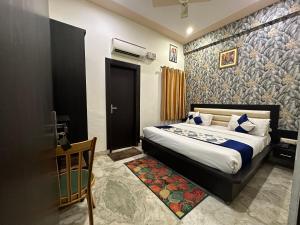 Postel nebo postele na pokoji v ubytování Hotel Aaradhya Residency