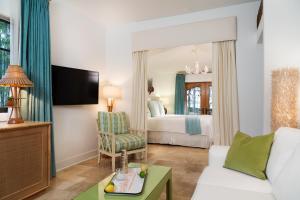 un soggiorno con divano bianco e letto di Black Dolphin Inn a New Smyrna Beach