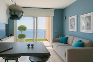a living room with a couch and a table at Bellosguardo in Poggi