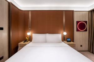 Jingdong Headquarters Crystal Orange Hotel, Yizhuang, Beijing房間的床