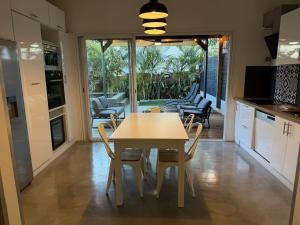 Kuchyň nebo kuchyňský kout v ubytování Maison Ti Corail avec Piscine