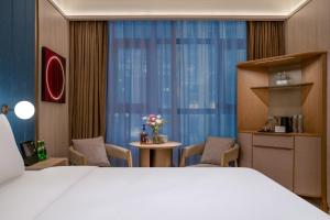 Jingdong Headquarters Crystal Orange Hotel, Yizhuang, Beijing房間的床