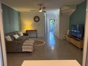 TV a/nebo společenská místnost v ubytování Maison Ti Corail avec Piscine