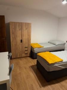 Ένα ή περισσότερα κρεβάτια σε δωμάτιο στο Łysokanie, Niepołomice , noclegi, kwatery dla firm, pokoje