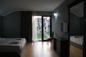 een hotelkamer met 2 bedden en een raam bij Hotel Chero in Kobuleti