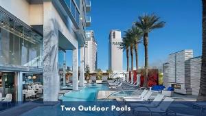Bazén v ubytování Vista Balcony Collection - StripSuite Palms Place Hotel, Resort & Casino nebo v jeho okolí