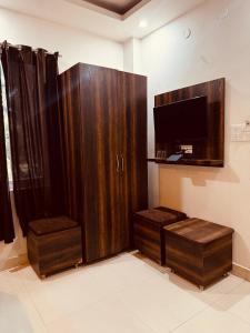 Et tv og/eller underholdning på Hotel Wisteria Haridwar + 26 billeder