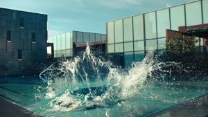 fontanna wodna przed budynkiem w obiekcie Thompson Madrid, by Hyatt w Madrycie