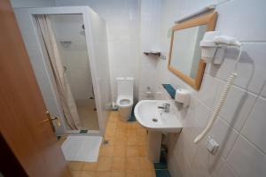 Koupelna v ubytování Hotel Mirhav + 37 fotografií