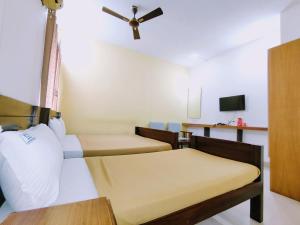 Naadi Hotel New Busstand Thanjavur客房内的一张或多张床位