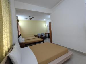 Naadi Hotel New Busstand Thanjavur客房内的一张或多张床位