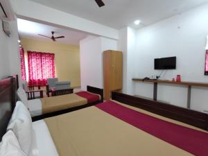 Naadi Hotel New Busstand Thanjavur客房内的一张或多张床位