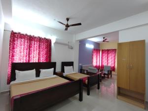 Naadi Hotel New Busstand Thanjavur客房内的一张或多张床位