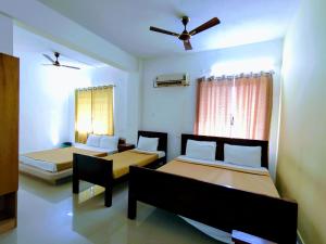 Naadi Hotel New Busstand Thanjavur客房内的一张或多张床位