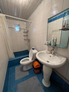 une salle de bain avec toilettes et lavabo dans l'établissement Guest House Baiel, à Bokonbayevo 13 autres photos