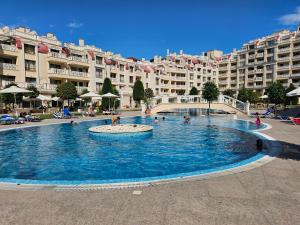 Πισίνα στο ή κοντά στο Comfy Flat Sea View & Strong Wi-Fi