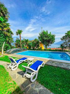 2 tumbonas y una piscina en Casa Lago, en Germignaga