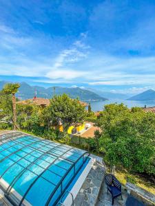 una piscina con vista al agua en Casa Lago, en Germignaga