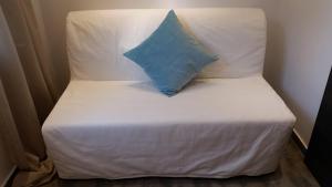 ソポトにあるApartament Marinaの白いベッド(青い枕付)
