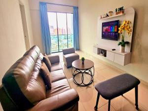 Μια τηλεόραση ή/και κέντρο ψυχαγωγίας στο 3 bedrooms condor nearest Jonker Walk at Ong Kim Wee Residence