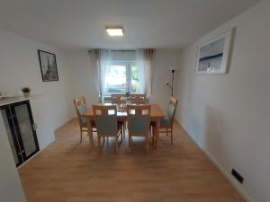 a dining room with a table and chairs at Apartment Nähe Limburg Diez in Heistenbach