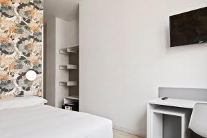 a bedroom with a bed and a tv on a wall at Eibarooms in Éibar