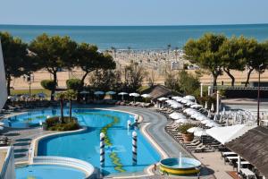 Бассейн в Aparthotel Holiday или поблизости